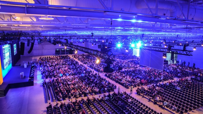 Image of the stage at CityCube Berlin and possible arrangements of the seating during an event